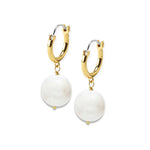 argollas Reese Perla Huggies enchapado en oro de 18K de AMBAR Joyería Fina