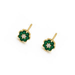 aretes de oro laminado roseta de cristal color verde esmeralda de frente, exclusivo de AMBAR joyería