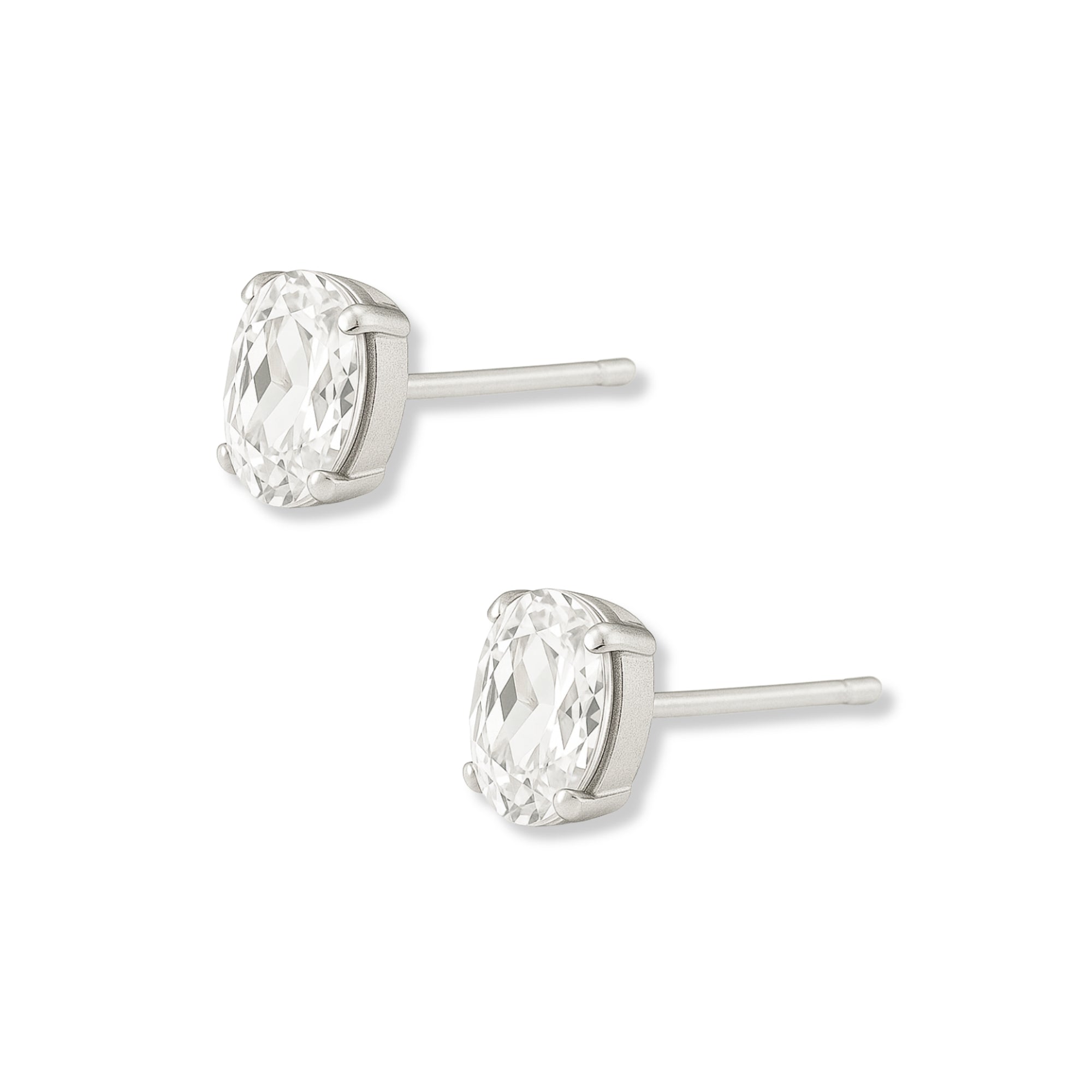 aretes chispita oval Transparente de 8mm elaborados en plata 925 de AMBAR joyería fina