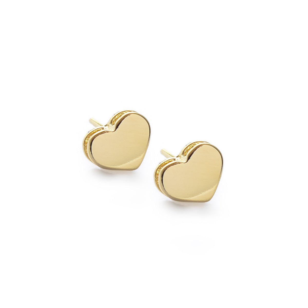 Aretes corazón elaborados en oro laminado 18k, diseño femenino ideal para todos los días de AMBAR Joyería