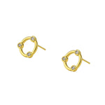 Aretes de Oro Laminado July esfera calada con cristales de lado elaborada en oro laminado de AMBAR joyería