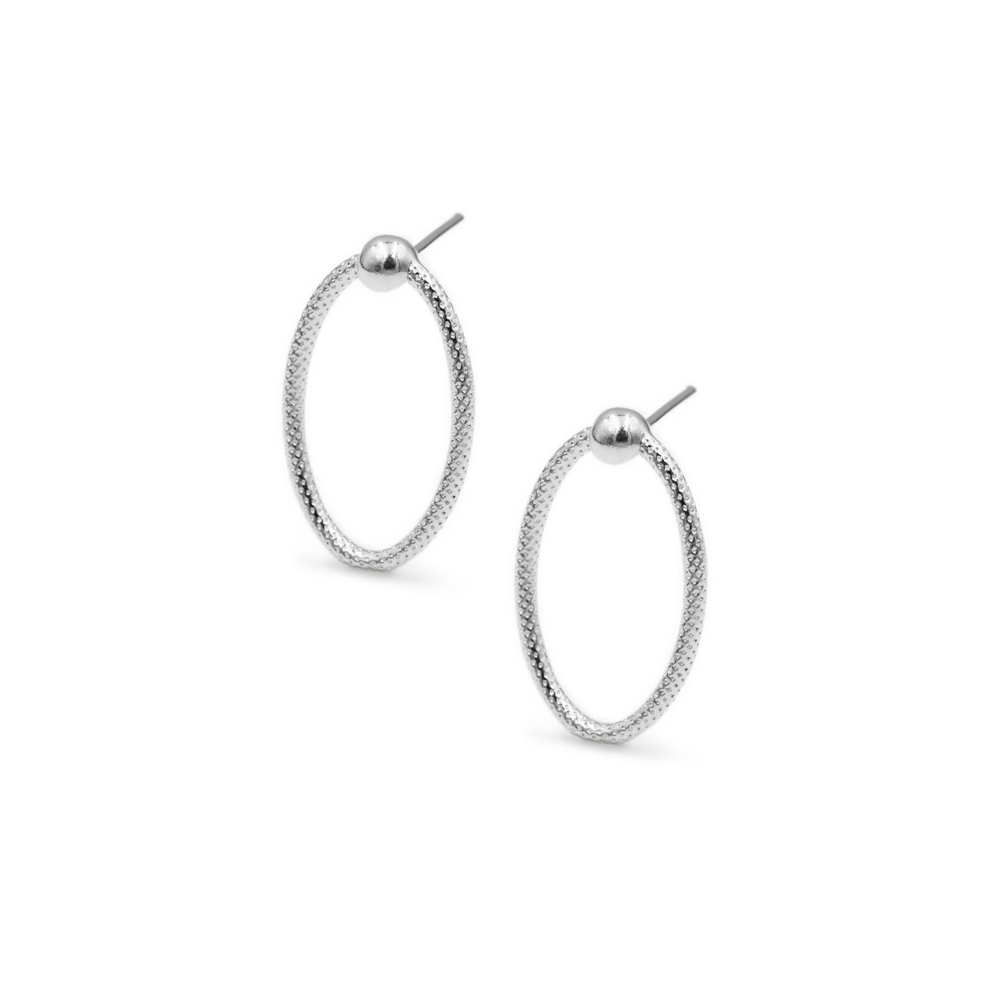 aretes maki ovalados con detalle de bolita elaborados en plata 925 de AMBAR joyería fina