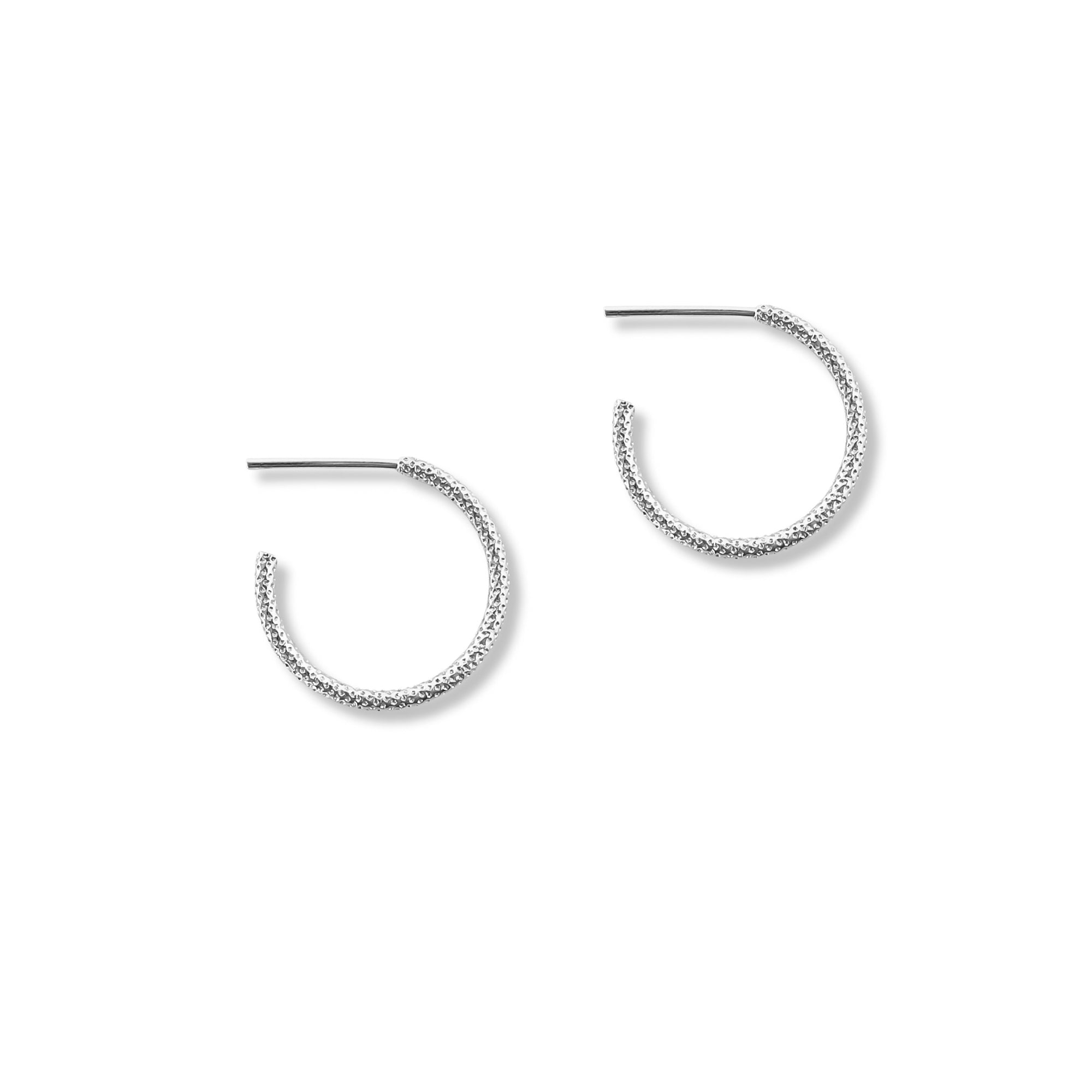 argollas maki de 1.7 cm texturada elaborados en plata 925 de AMBAR joyería fina