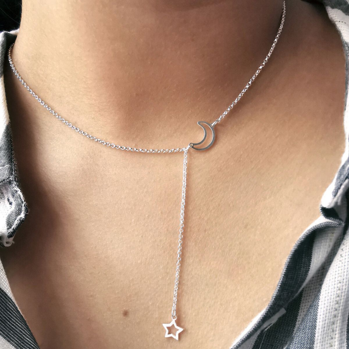 Collar Conty, modelo moderno y casual con dije de luna y estrella en modelo elaborado en plata 92de AMBAR joyería