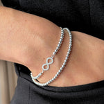 Pulsera mandy de bolitas con sistema elasticado en modelo, ajustable elaborada en plata 925 por AMBAR joyería