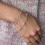 Pulsera Satelite con corazon calado y bolitas en modelo con mix de pulseras elaboradas en plata 925 para AMBAR joyería