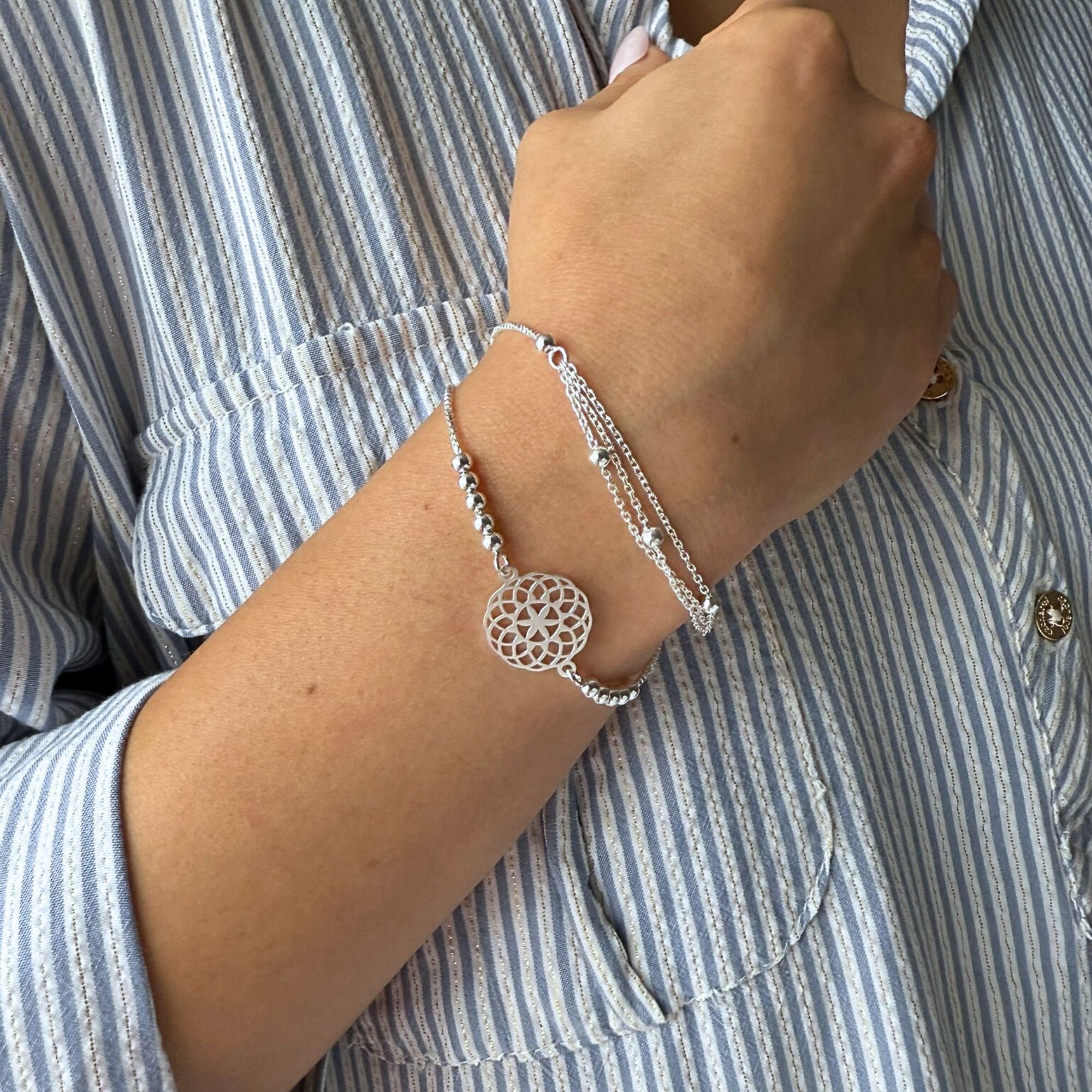 pulsera cadenitas y bolitas con sistema regulable en modelo con pulsera de complemento elaborada en plata 925 de AMBAR Joyería Fina