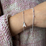 pulsera satélite de doble cadenas  acompañada con otra pulsera elaborada en plata 925 para AMBAR joyería