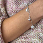 pulsera divertida con dijes de corazon diseño moderno en modelo elaborado en plata 925 de AMBAR joyería