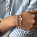 pulsera flor vc regulable en modelo combinada con otra pulsera elaborada en plata 925 de AMBAR Joyería Fina