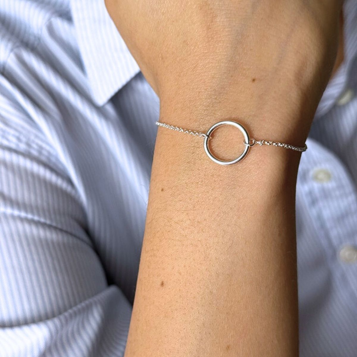 Pulsera Karma Argollada en modelo de plata 925 de AMBAR Joyería Fina