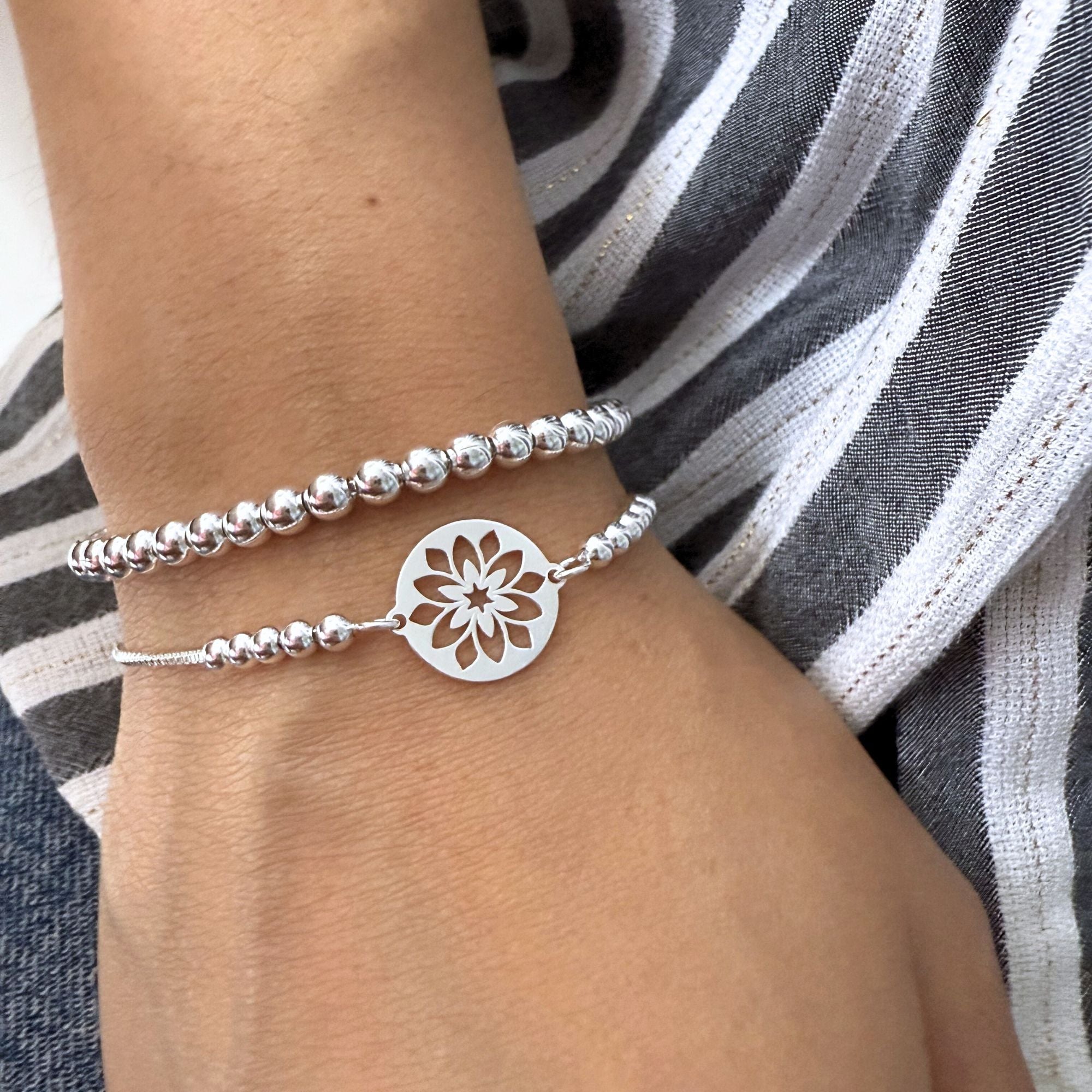 Pulsera mandy de bolitas 4 mm con sistema elasticado combinada con otra pulsera ambas elaborada en plata 925 por AMBAR joyería