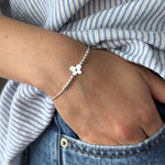 pulsera mariposita plana en modelo con bolitas y sistema regulable elaborada en plata 925 de AMBAR Joyería Fina