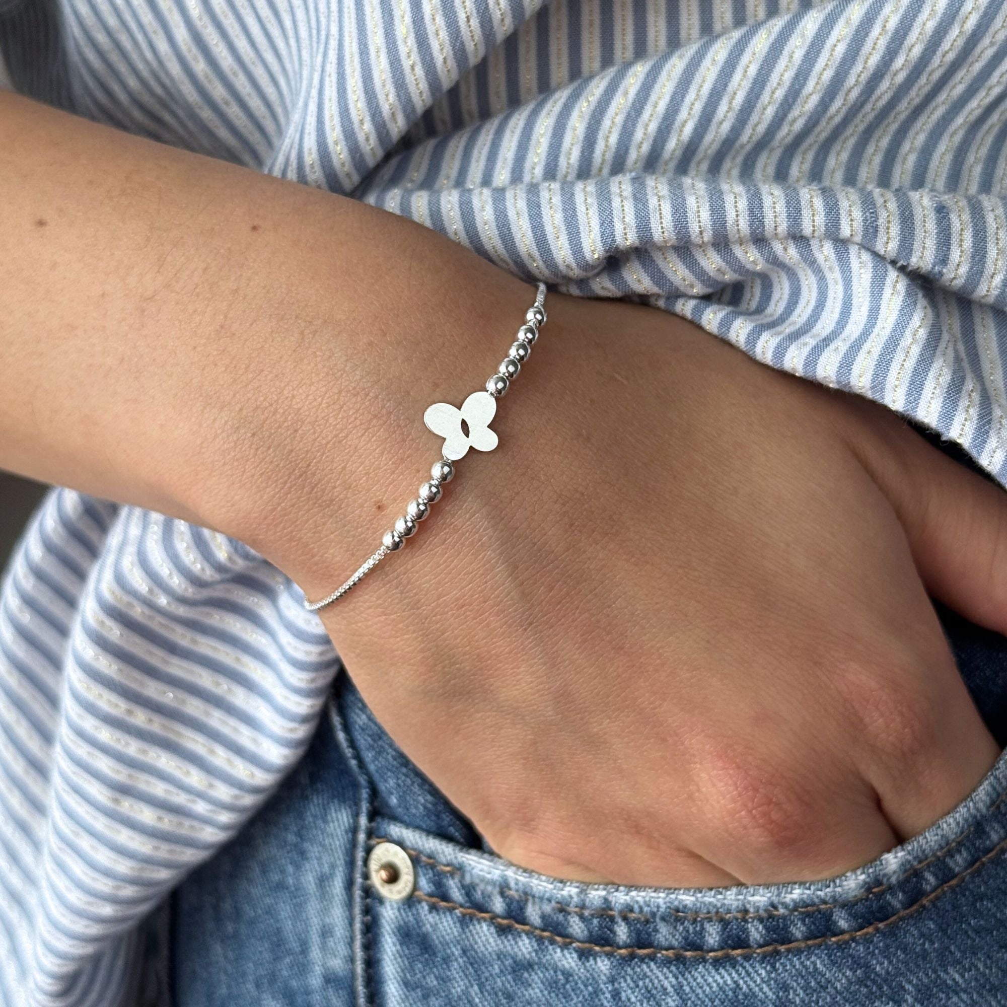 pulsera mariposita plana en modelo con bolitas y sistema regulable elaborada en plata 925 de AMBAR Joyería Fina