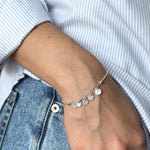 Pulsera plaquitas con bolitas y sistema regulable en modelo, ideal para toda ocasión elaborada en plata 925 de AMBAR Joyería Fina