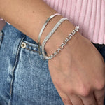 pulsera trenzada con cadenas que le da un efecto diamantado acompañada de otros modelos elaborado en plata 925 para AMBAR joyería