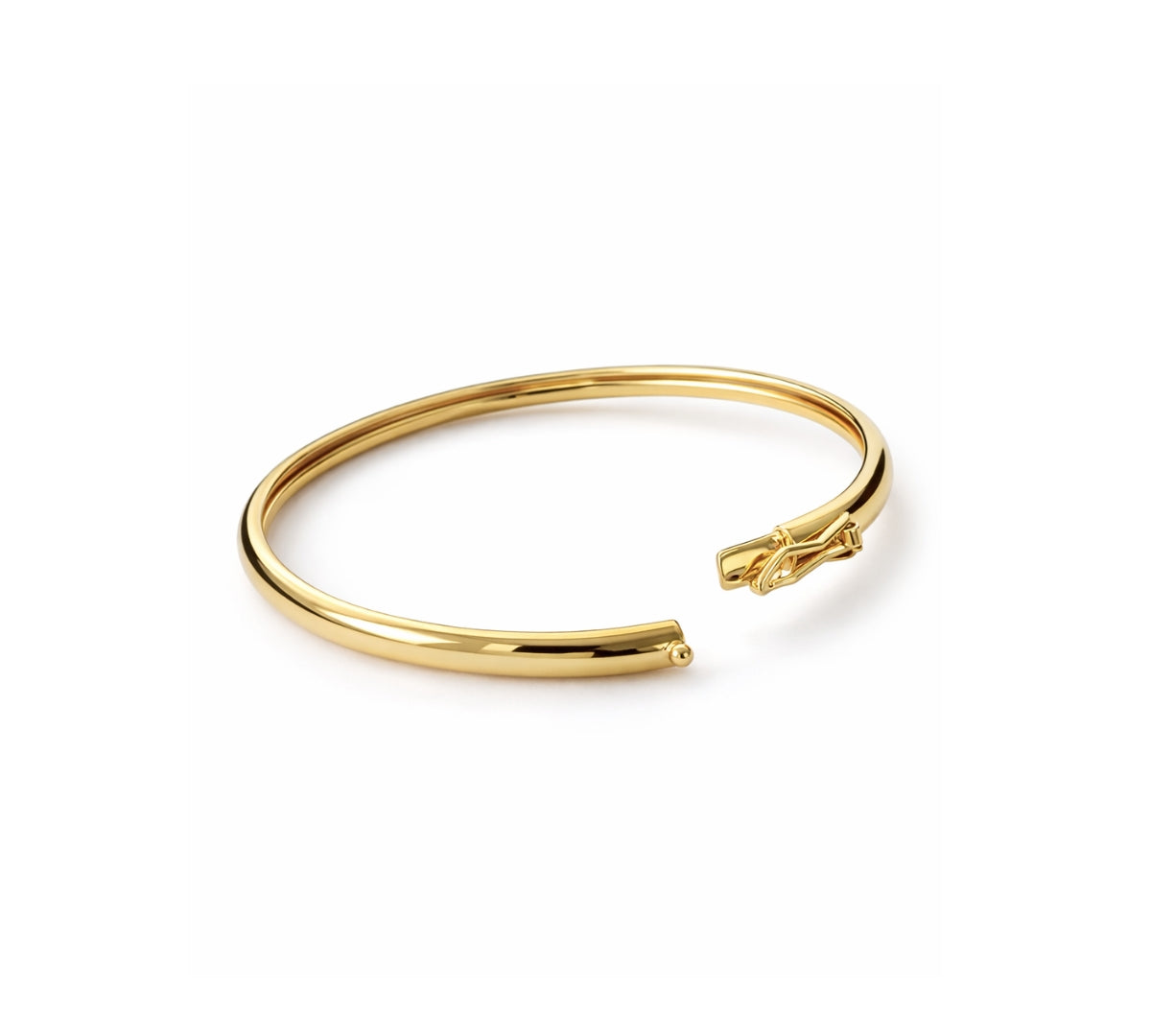 Brazalete rígido tipo puñera de oro laminado con diseño central de eslabones ovalados entrelazados sobre fondo blanco.