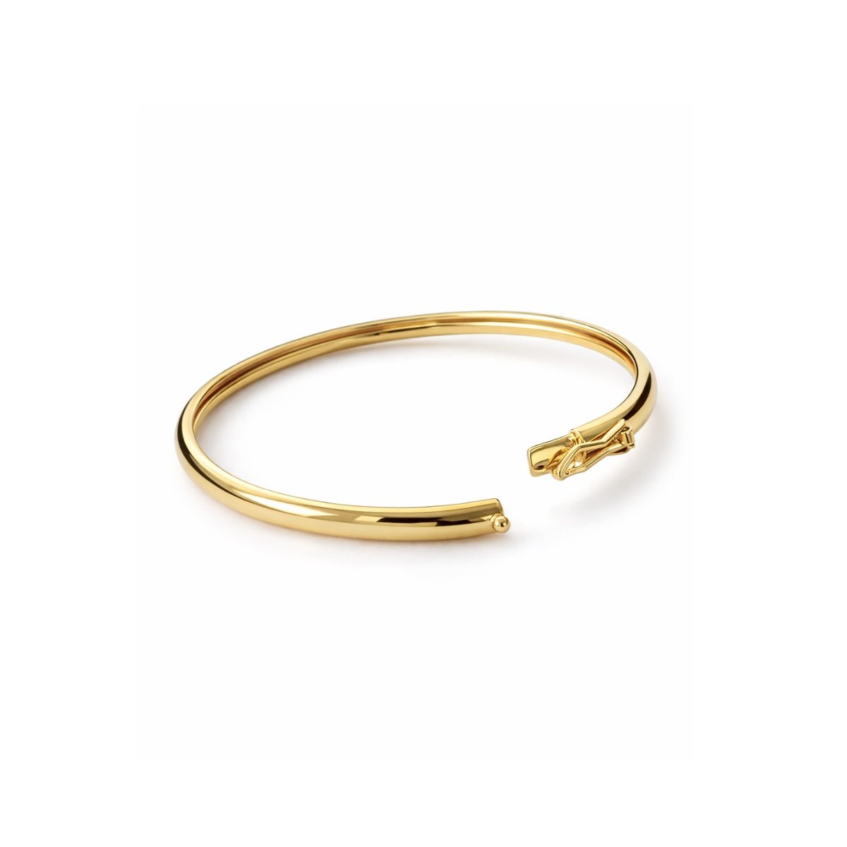 Brazalete rígido tipo puñera de oro laminado con diseño central de eslabones ovalados entrelazados sobre fondo blanco.