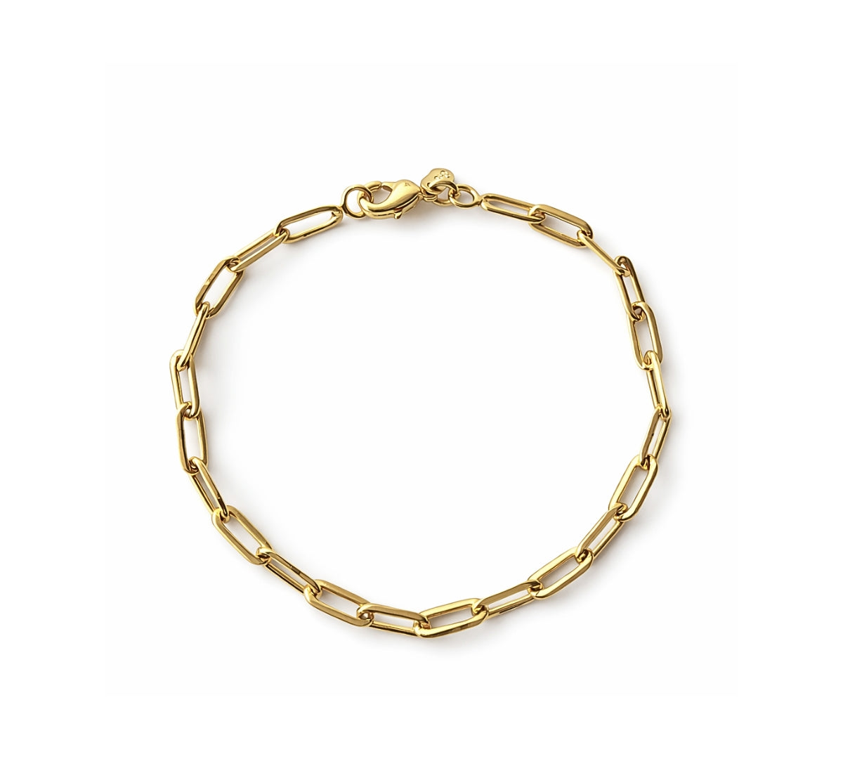 Pulsera de cadena tipo clip plana fabricada en oro laminado de alta calidad sobre fondo blanco.