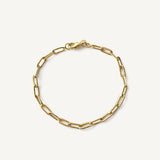 Pulsera de cadena tipo clip plana fabricada en oro laminado de alta calidad sobre fondo blanco.