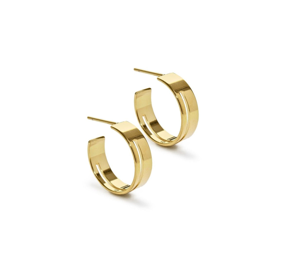 Par de argollas abiertas tipo C de oro laminado con acabado plano y lineal sobre fondo blanco.