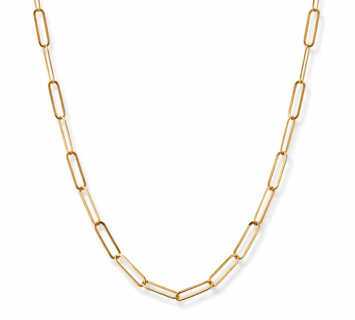 Collar de cadena tipo clip plano y rectangular fabricado en plata 925 con baño de oro 18k sobre fondo blanco.