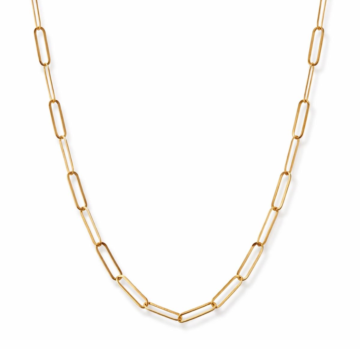 Collar de cadena tipo clip plano y rectangular fabricado en plata 925 con baño de oro 18k sobre fondo blanco.