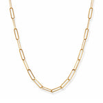 Collar de cadena tipo clip plano y rectangular fabricado en plata 925 con baño de oro 18k sobre fondo blanco.