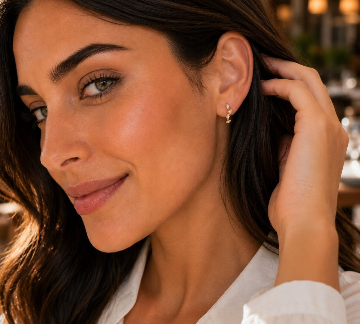 Modelo luciendo los aretes de oro laminado Bali modelo trepador con cristal de AMBAR joyería