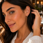 Modelo luciendo los aretes de oro laminado Bali modelo trepador con cristal de AMBAR joyería