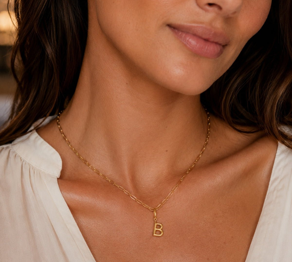 Dije Inicial B enchapado en Oro 18k, con broche bisagra ideal para colocarlo en tu cadena favorita de Ambar Joyería.
