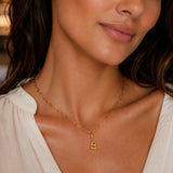 Dije Inicial B enchapado en Oro 18k, con broche bisagra ideal para colocarlo en tu cadena favorita de Ambar Joyería.