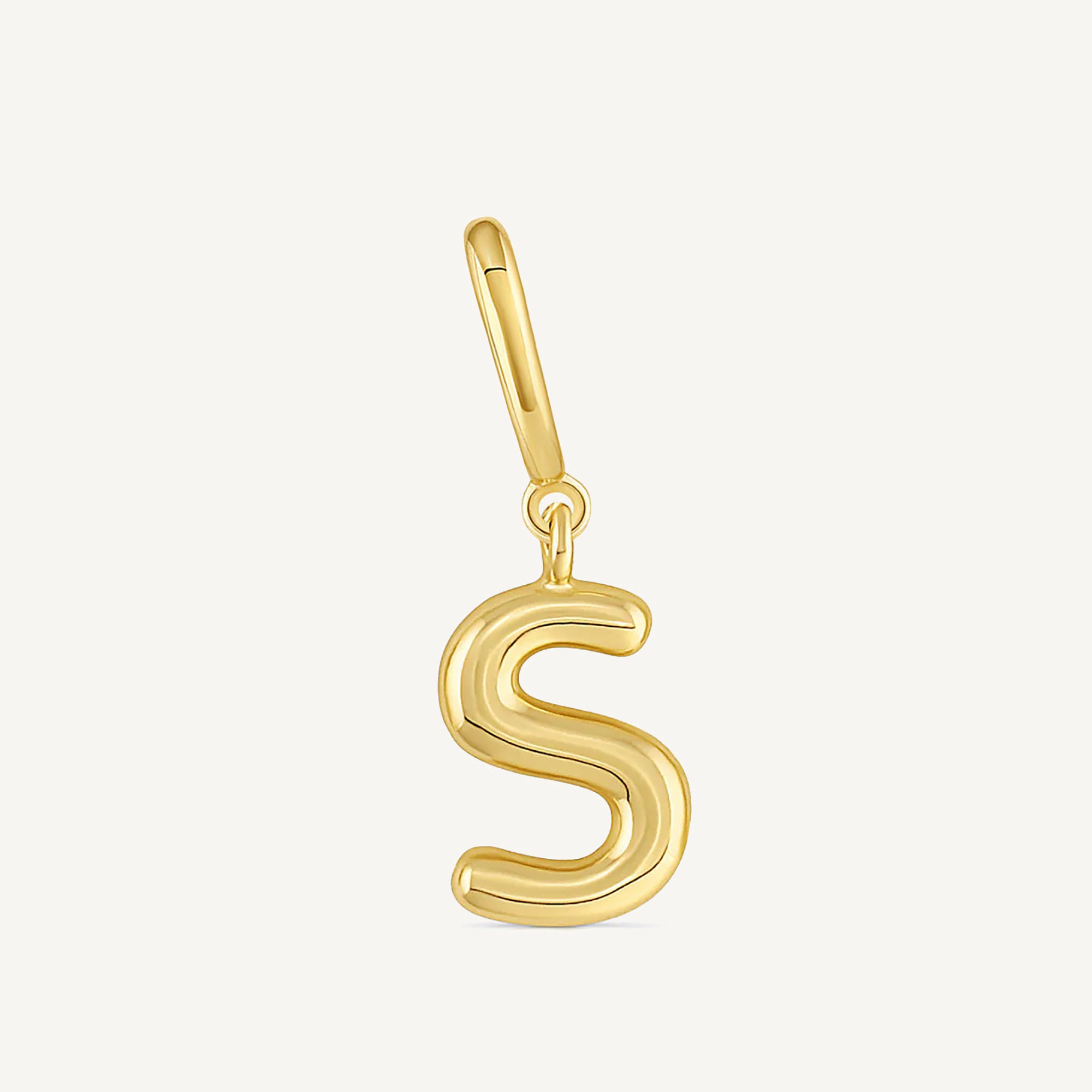 Dije Inicial letra s con broche bisagra enchapado en oro 18k de AMBAR joyería fina