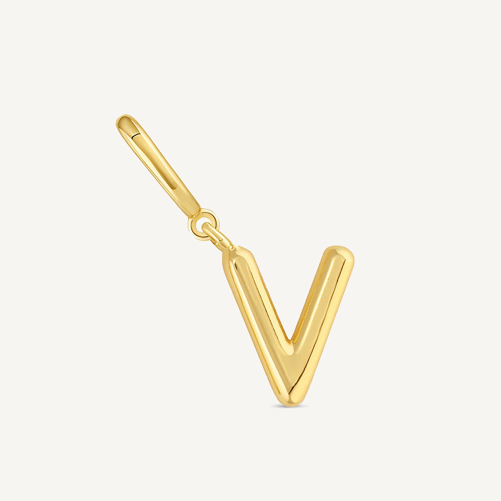 Dije Inicial letra v con broche bisagra enchapado en oro 18k de AMBAR joyeria fina