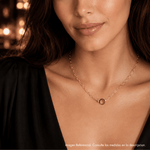 Modelo luciendo hermoso Collar cliping parker mini enchapado en oro 18k de AMBAR Joyería Fina