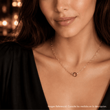 Modelo luciendo hermoso Collar cliping parker mini enchapado en oro 18k de AMBAR Joyería Fina
