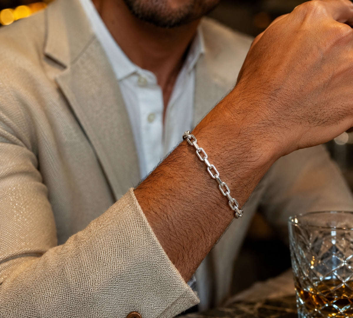 Modelo con pulsera-clip-urban-plata-925-hombre-ambar