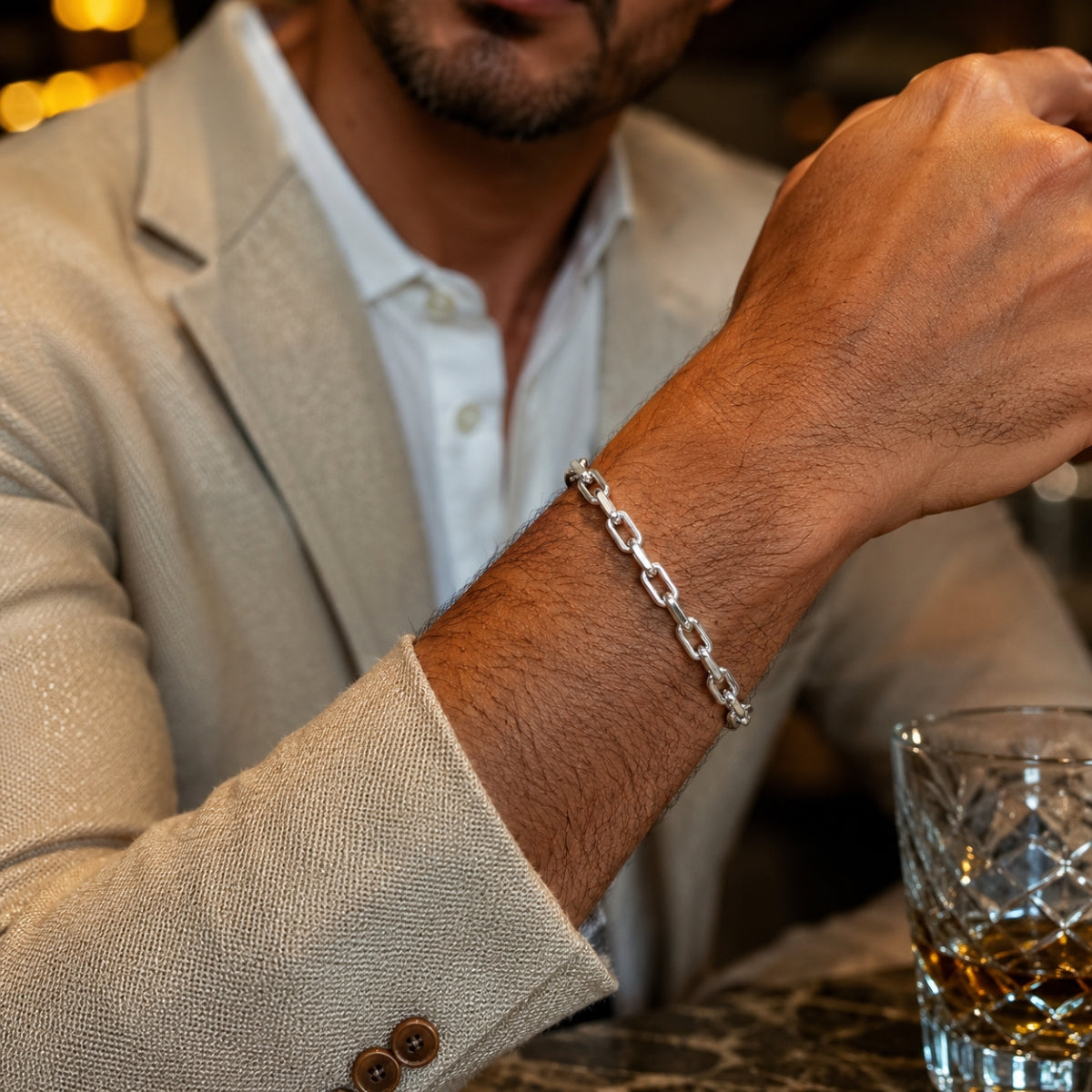 Modelo con pulsera-clip-urban-plata-925-hombre-ambar