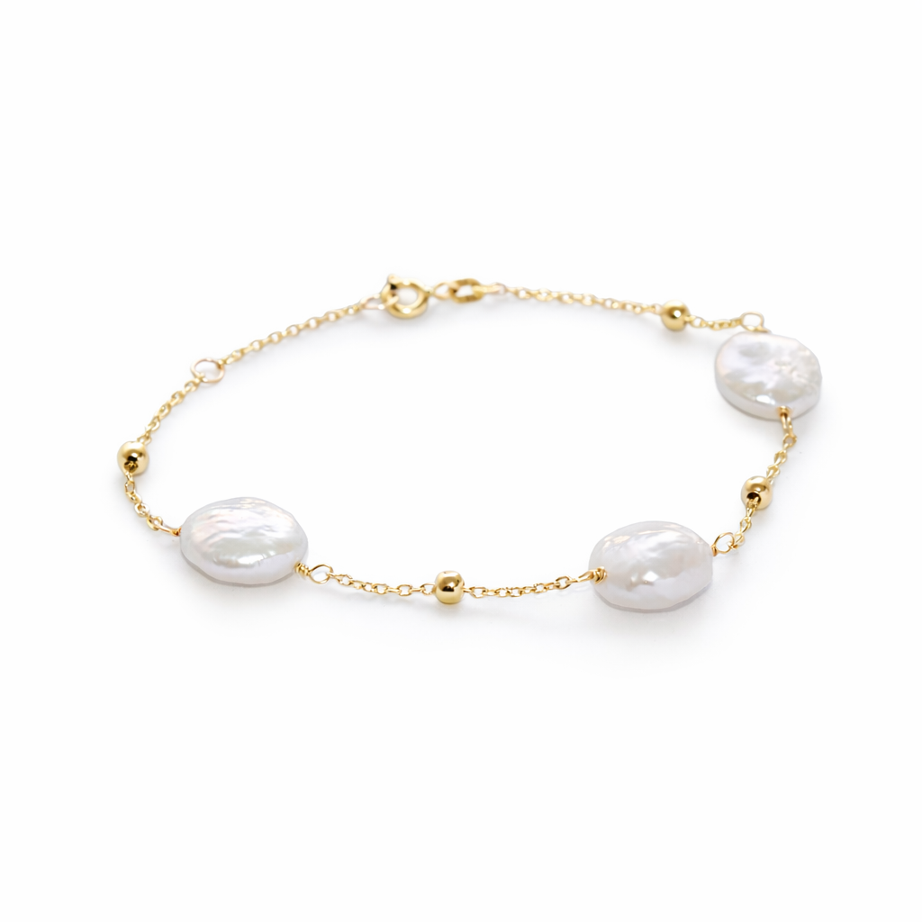 Pulsera de cadena fina en oro 18k con tres perlas barrocas blancas de forma orgánica, accesorio de joyería fina para mujer.