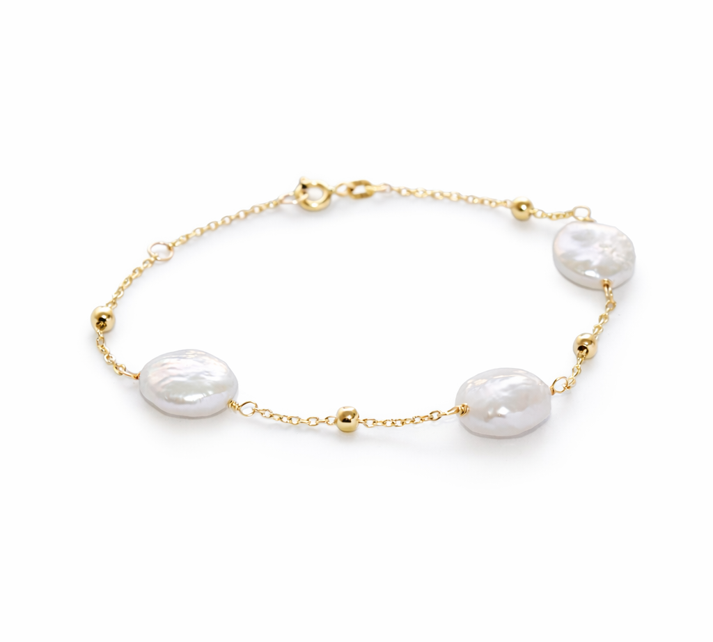 Pulsera de cadena fina en oro 18k con tres perlas barrocas blancas de forma orgánica, accesorio de joyería fina para mujer.