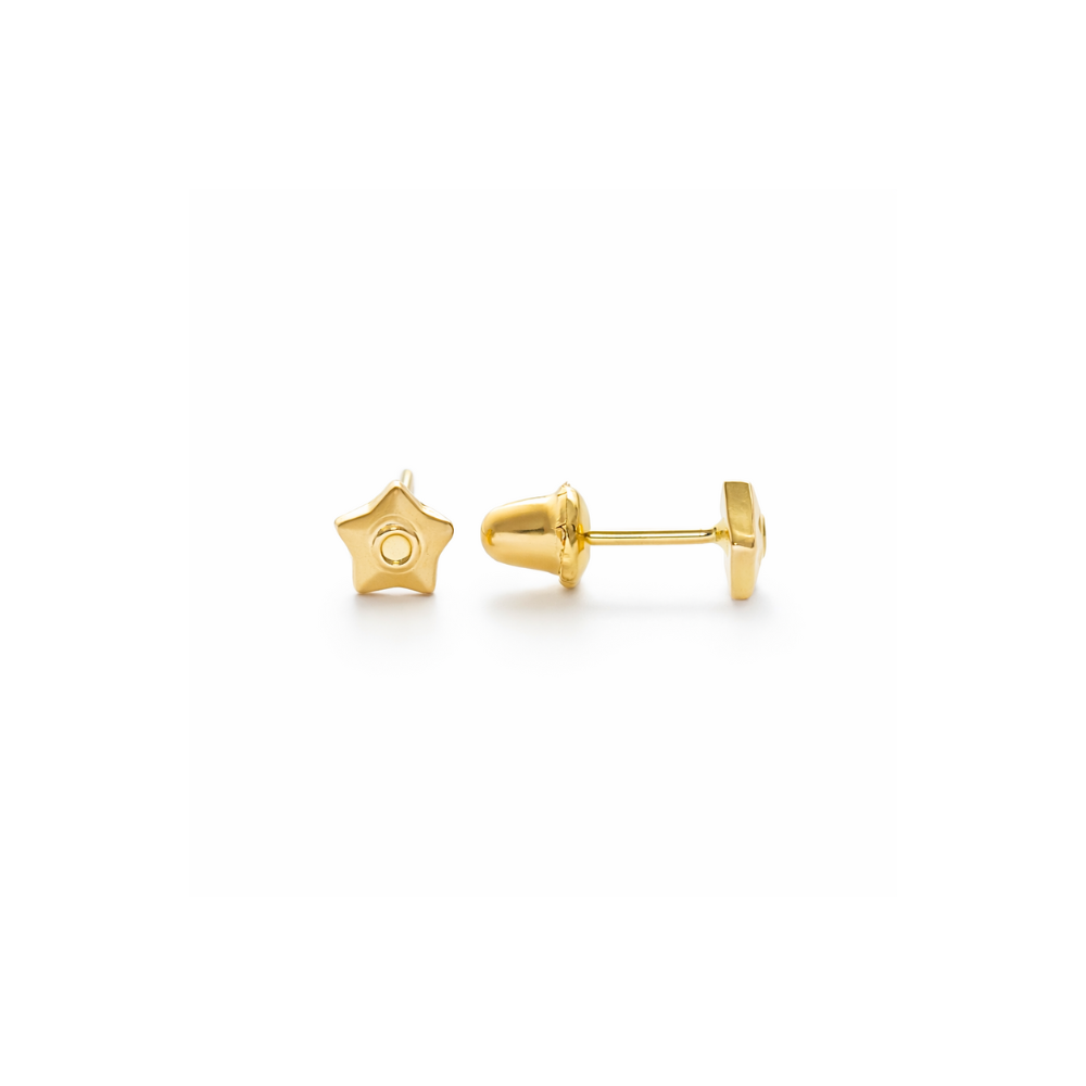 Aretes abridores de oro 18k para recién nacida de perfil con diseño de estrella pequeña de 0.4 cm, cierre seguro de presión.