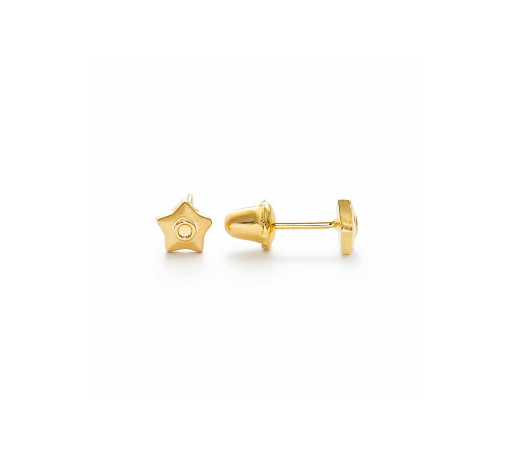 Aretes abridores de oro 18k para recién nacida de perfil con diseño de estrella pequeña de 0.4 cm, cierre seguro de presión.