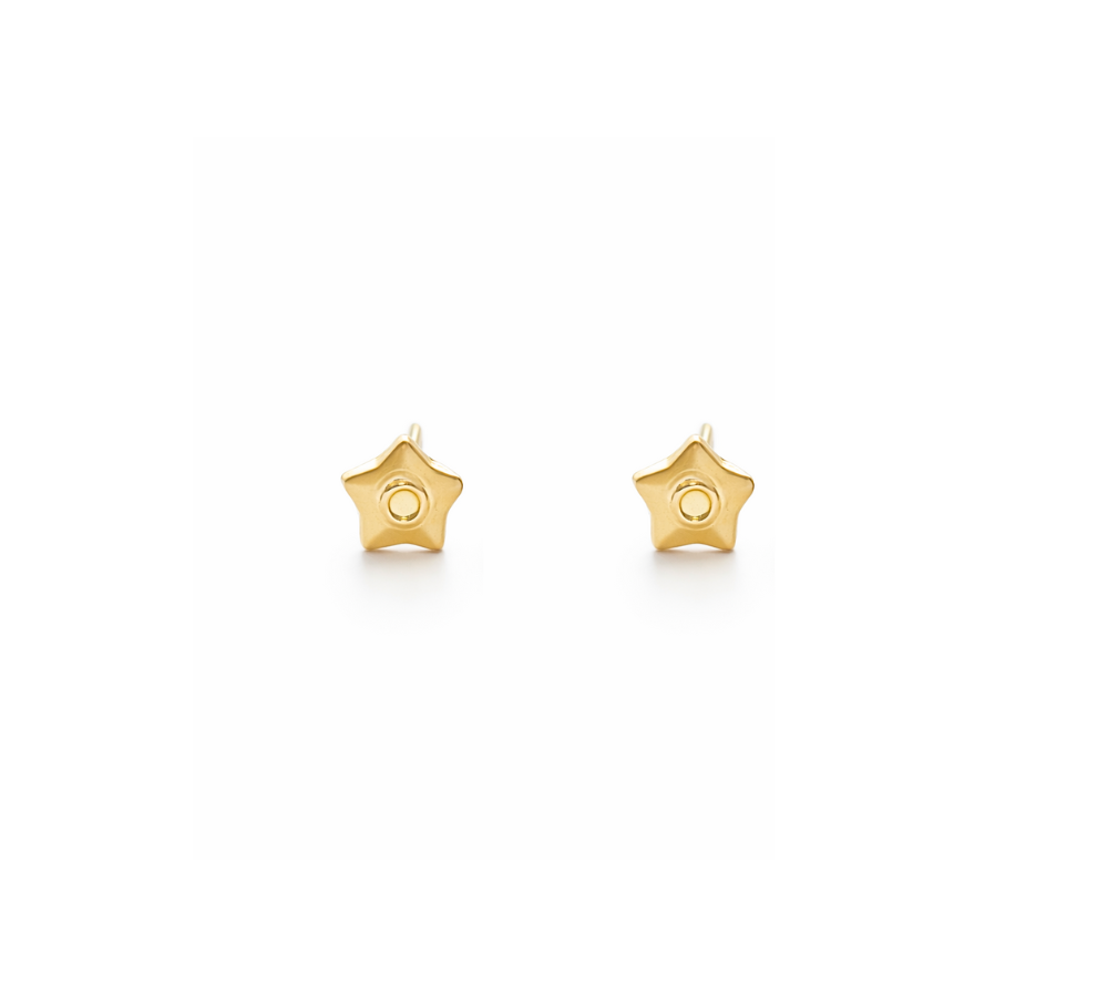 Aretes abridores de oro 18k para recién nacida con diseño de estrella pequeña de 0.4 cm, cierre seguro de presión.