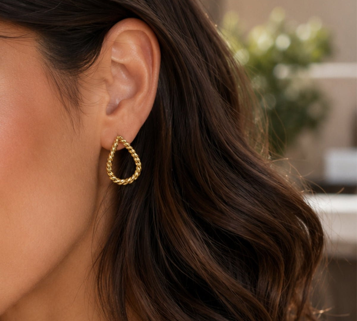 Close up de Aretes Julieta Trenzados en oro laminado con diseño calado en forma de gota y textura trenzada de AMBAR Joyería Fina.