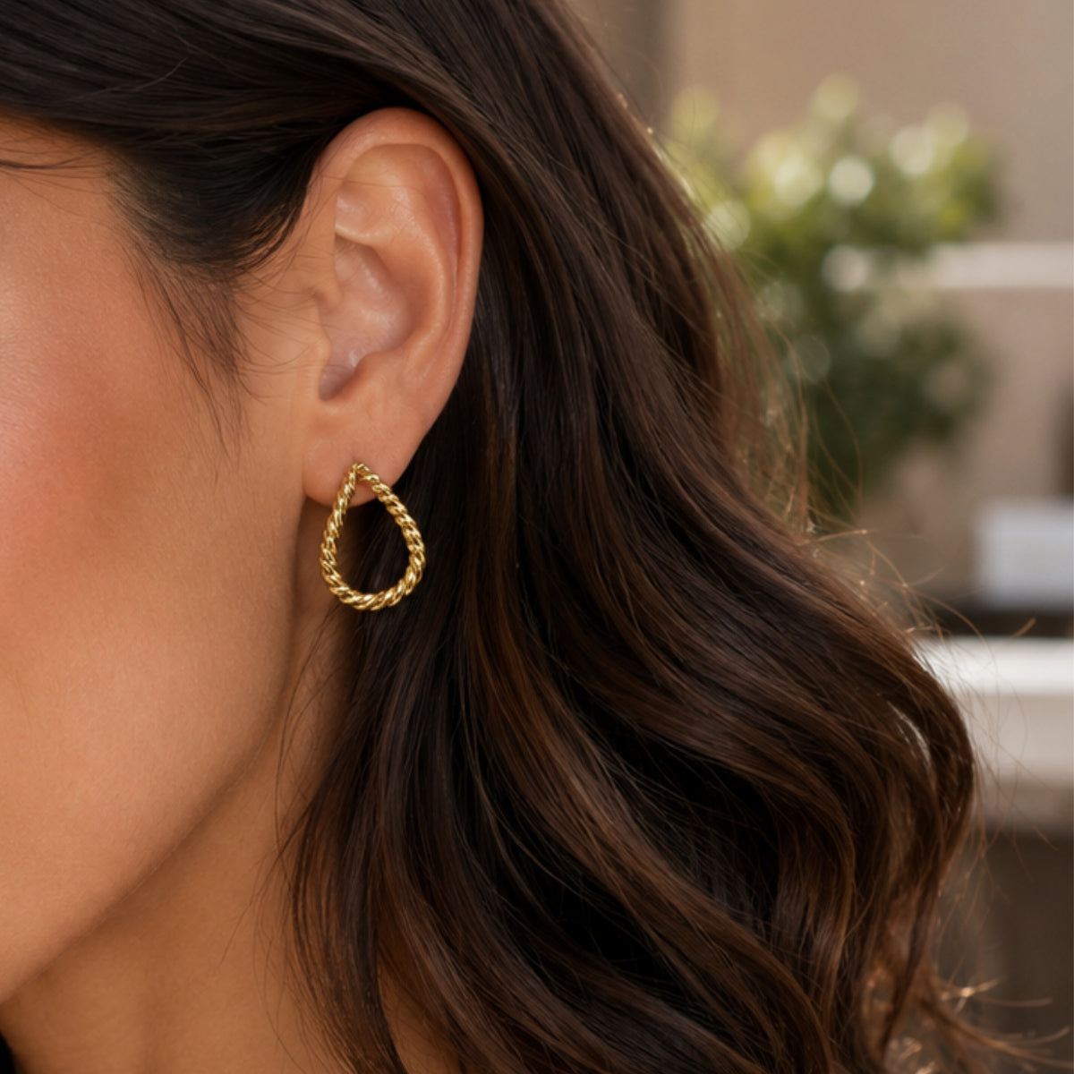 Close up de Aretes Julieta Trenzados en oro laminado con diseño calado en forma de gota y textura trenzada de AMBAR Joyería Fina.