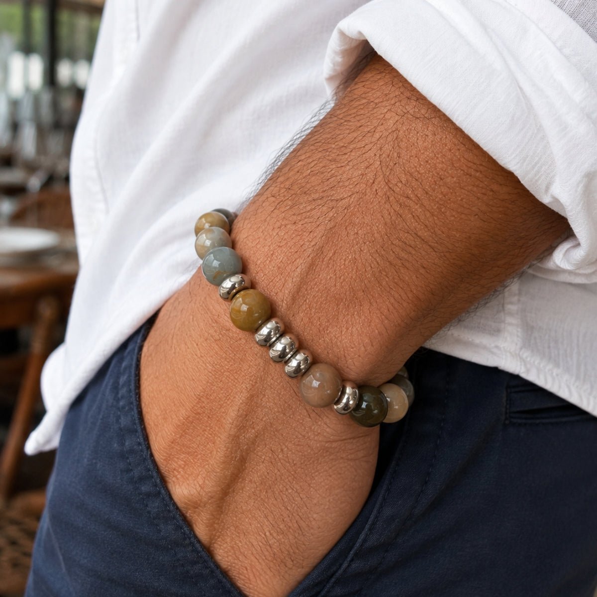modelo con Pulsera Element Grand Alashan con ágata Alashan natural de 10 mm y donas de acero inoxidable.