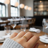 Anillo de oro 18k con silueta de estrella calada, estilo de joyería contemporánea y minimalista.