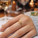 Anillo de oro 18k con silueta de estrella calada, en modelo, estilo de joyería contemporánea y minimalista.