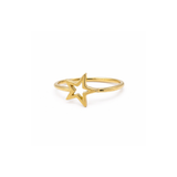 Anillo de oro 18k con silueta de estrella calada, diseño de banda fina y pulida, estilo de joyería contemporánea y minimalista.