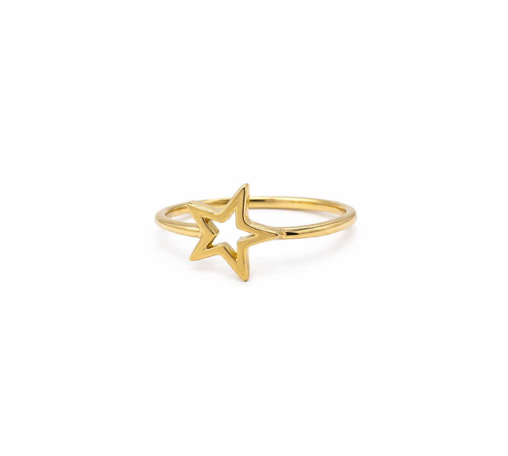 Anillo de oro 18k con silueta de estrella calada, diseño de banda fina y pulida, estilo de joyería contemporánea y minimalista.